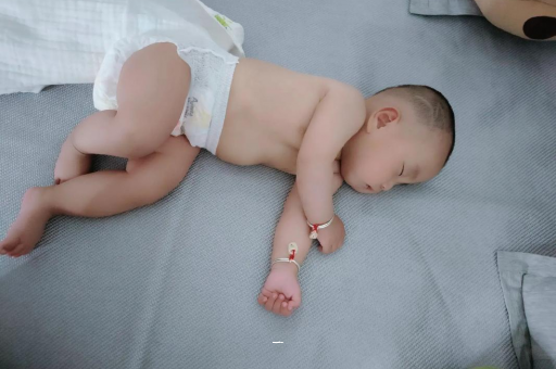 东海宝宝胳膊上起红疙瘩